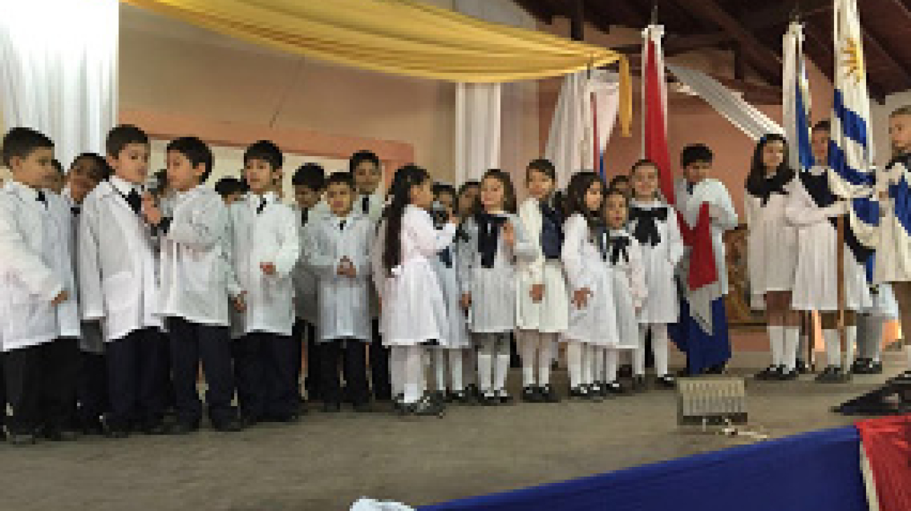 Cumpliendo con el compromiso asumido, se entregó material didáctico a Escuela Solar de Artigas en Paraguay