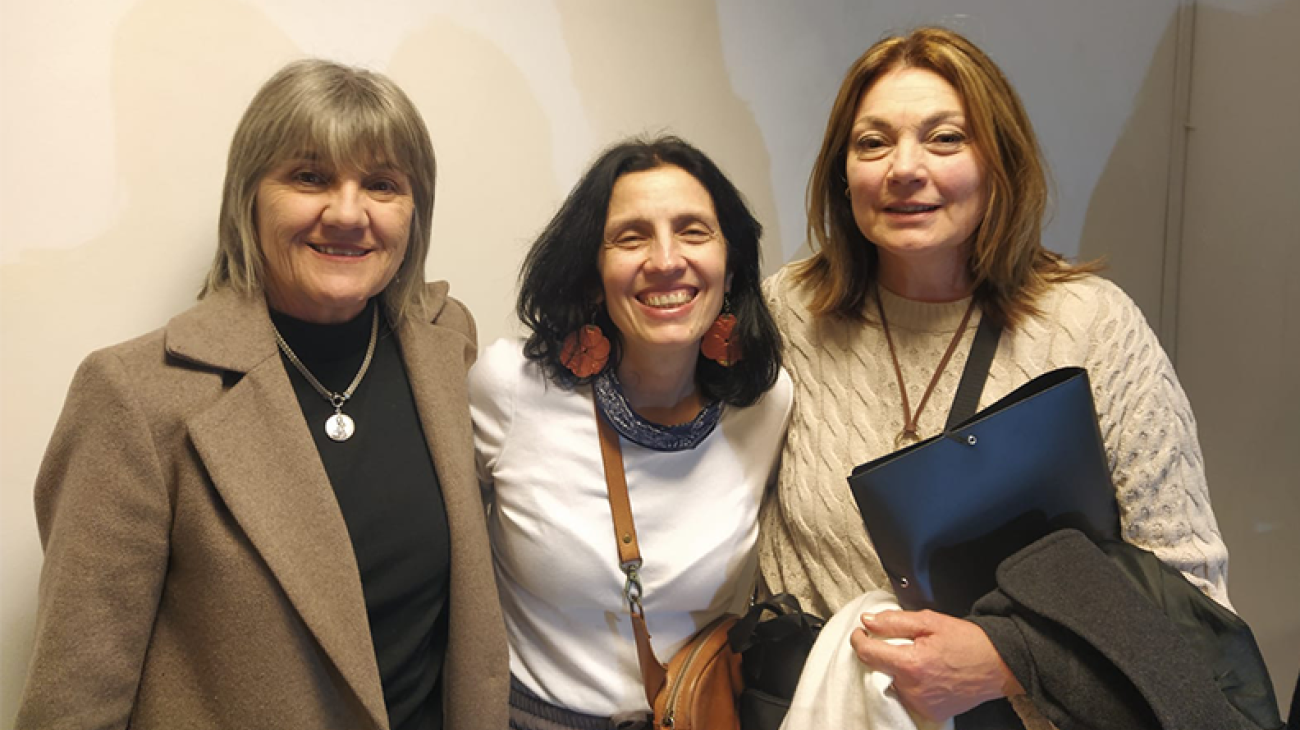 Las integrantes de la Comisión Asesora de la Unidad Especializada en Género del Poder Judicial, Dra. Raquel Gini (izq.) y Dra. Mónica Gaggero (der.) junto a la consultora internacional Ana Laura Rodríguez Gustá (centro).