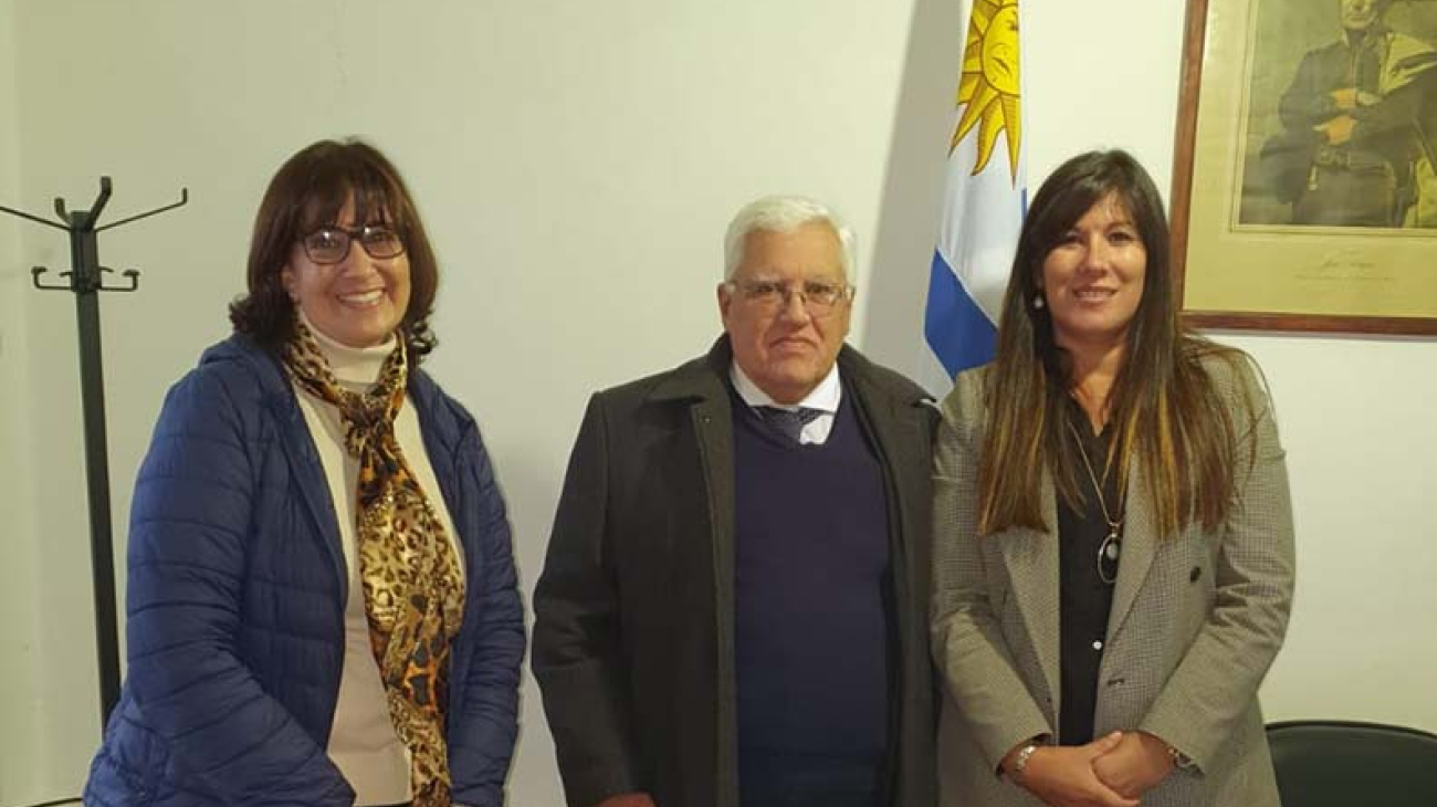 El Presidente de la Suprema Corte de Justicia junto a la jueza y una funcionaria del Juzgado de Paz de Solís de Mataojo.