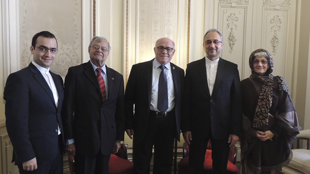 Sr. Behnam Donyajou (Primer Secretario Embajada de la República Islámica de Irán) - Sr. Sr. Jorge J. Goyenola (Embajador) - Dr. Luis Tosi - Sr. Abolfazl Pasandideh (Embajador) - Traductora Oficial
