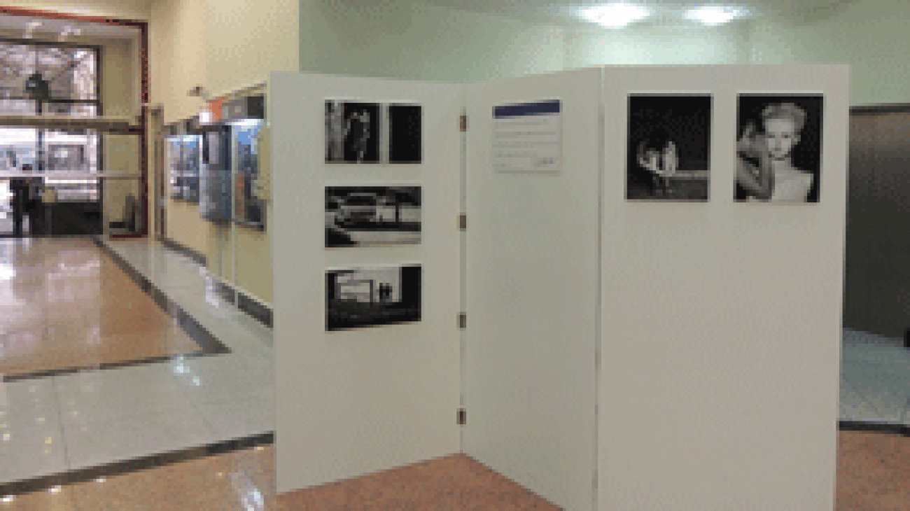 Estudiantes de Bellas artes exhiben su trabajo en el hall del Palacio de los Tribunales