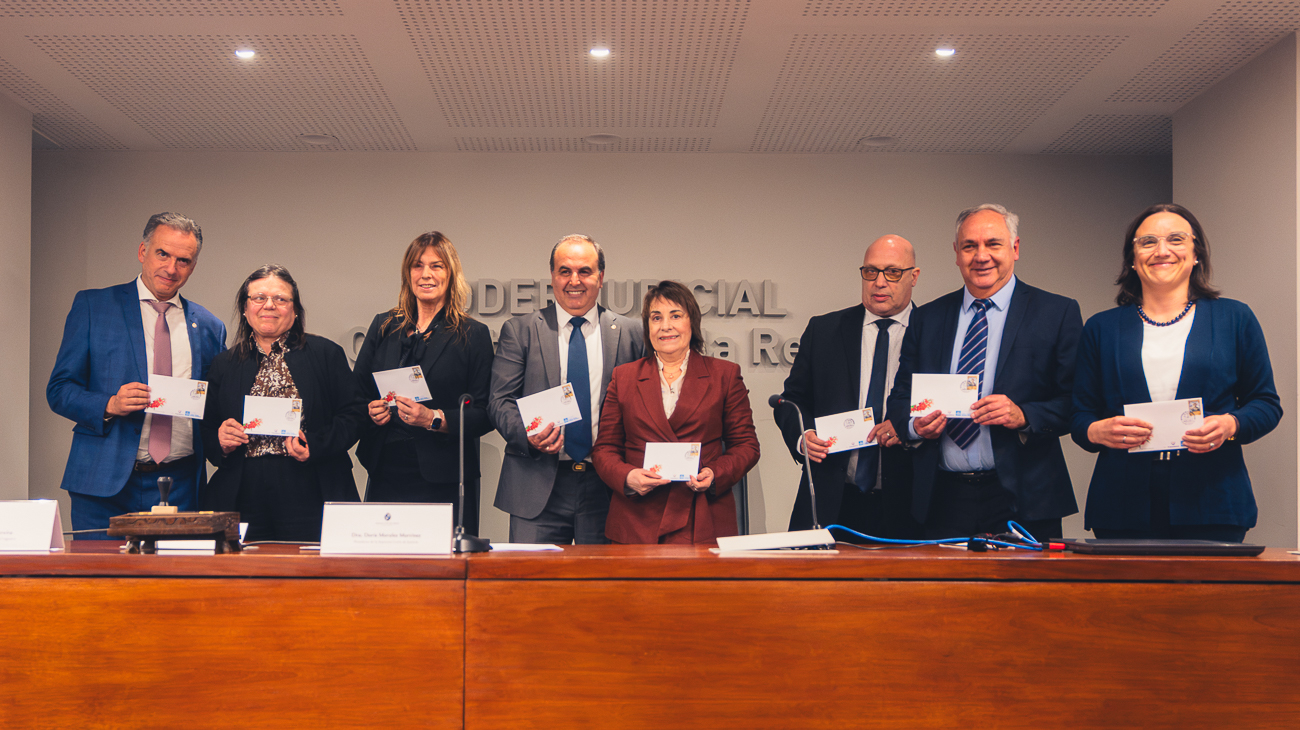 Presidente de la República junto con las autoridades de la SCJ, Fiscalía y El Correo Uruguayo