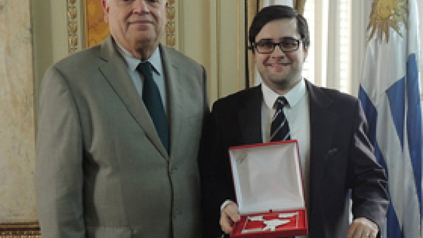 Abogado uruguayo recibe primer premio en concurso internacional sobre ética judicial de manos del Presidente de la SCJ