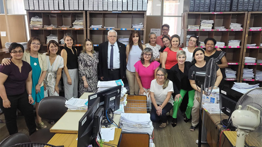 El Presidente de la SCJ, Dr. John Pérez Brigani, y la Ministra de la SCJ, Dra. Doris Morales, junto al personal de los juzgados de Familia de Paysandú