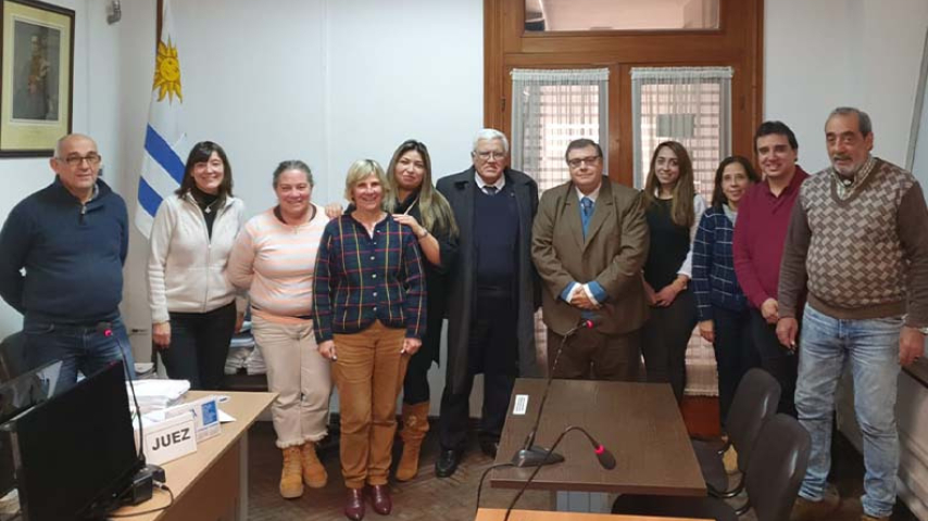 El Presidente de la Suprema Corte de Justicia, Dr. John Pérez Brignani, junto al personal de los juzgados letrados de 1º y 4º turnos de Durazno.
