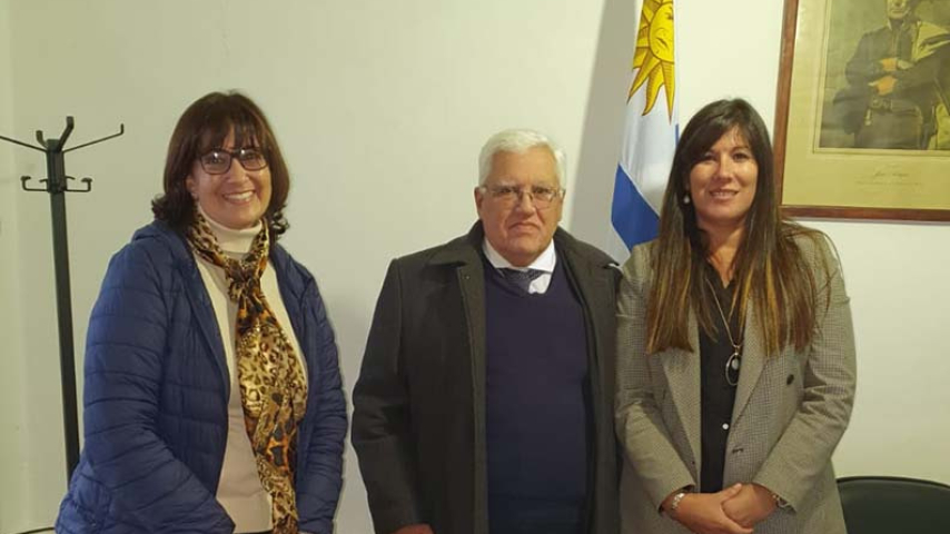 El Presidente de la Suprema Corte de Justicia junto a la jueza y una funcionaria del Juzgado de Paz de Solís de Mataojo.