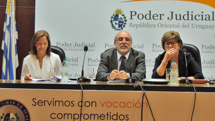 Dra. Graciela Gatti (izq.), Dr. José María Gómez (centro) y Dra. Bernadette Minvielle (der.), Ministra de la Suprema Corte de Justicia, durante la presentación.