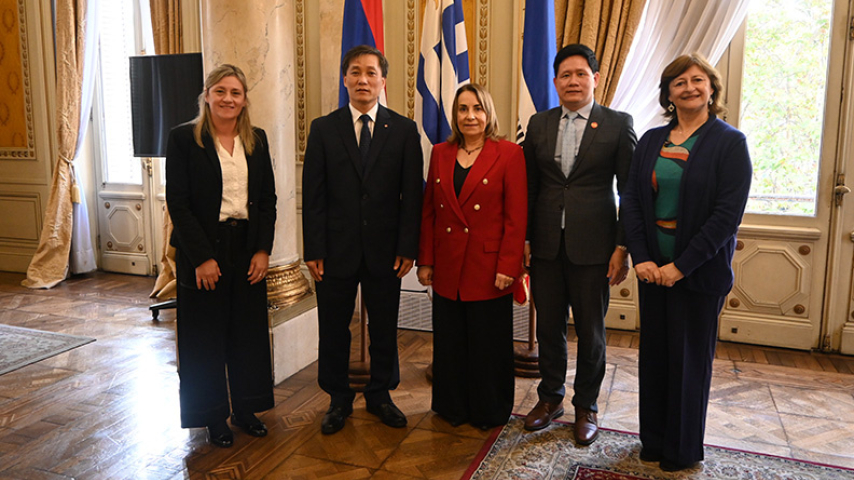 De izquierda a derecha: Maricarmen Pérez, Nguyen Khanh Ngoc, Doris Morales, Nguyen Huu Huyen y Karina Vigilante.