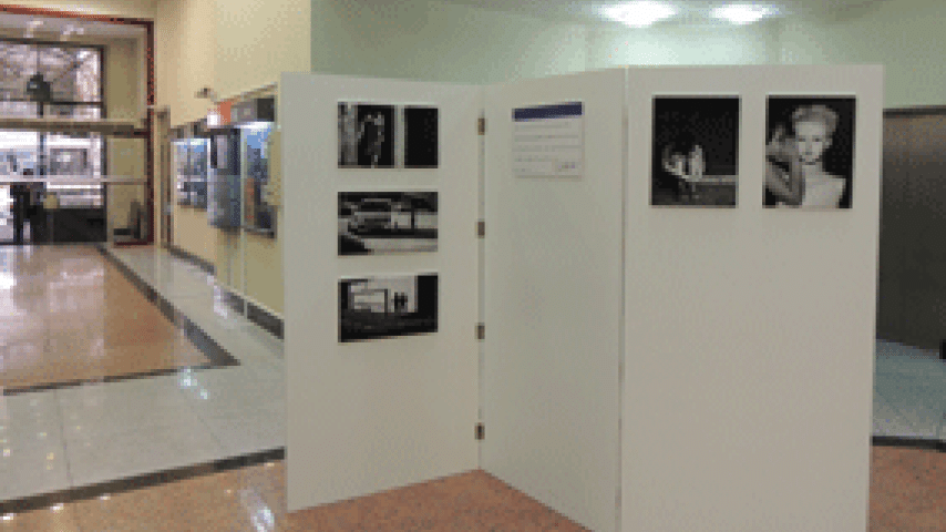 Estudiantes de Bellas artes exhiben su trabajo en el hall del Palacio de los Tribunales