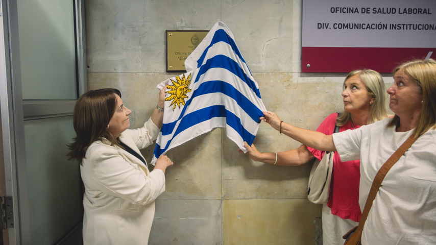 Hermanas y Presidente SCJ descubriendo placa