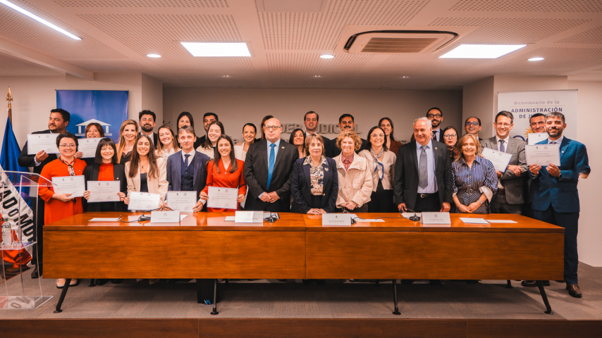 Autoridades y egresados - Foto grupal